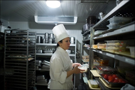 اشهر طباخ فرنسي يعلم فنون الطهي للفقيرات!   صورة رقم 6