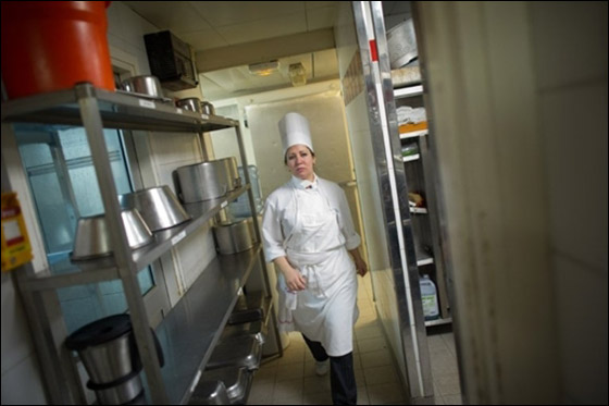 اشهر طباخ فرنسي يعلم فنون الطهي للفقيرات!   صورة رقم 10