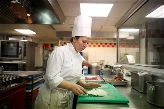 اشهر طباخ فرنسي يعلم فنون الطهي للفقيرات!   صورة رقم 3