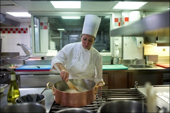 اشهر طباخ فرنسي يعلم فنون الطهي للفقيرات!   صورة رقم 11