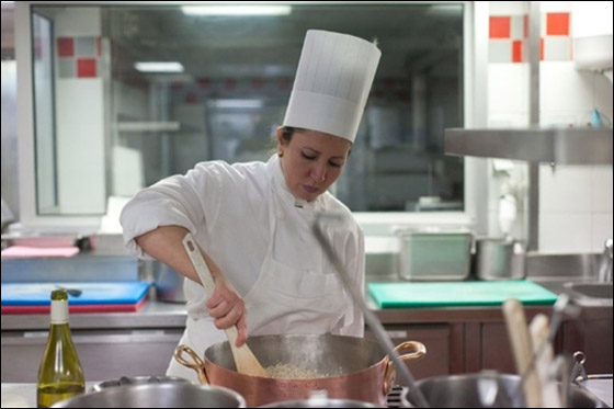 اشهر طباخ فرنسي يعلم فنون الطهي للفقيرات!   صورة رقم 9