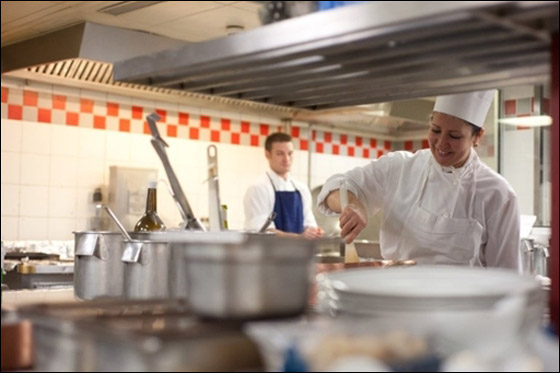 اشهر طباخ فرنسي يعلم فنون الطهي للفقيرات!   صورة رقم 7