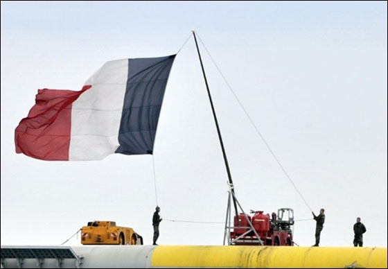 إطلاق صاروخين على مقر القذافي والتحالف الدولي يعزز قواته صورة رقم 12 إطلاق صاروخين على مقر القذافي والتحالف الدولي يعزز قواته صورة رقم 12