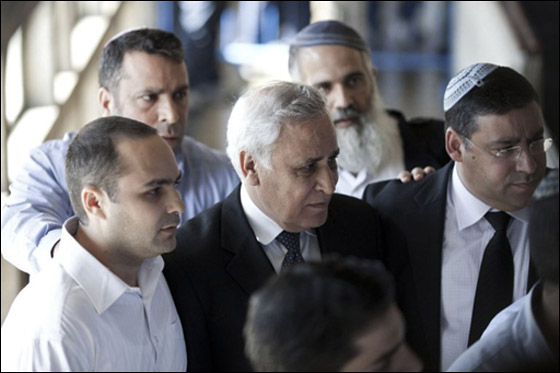 بعد إدانته بالاغتصاب.. السجن 7 سنوات لرئيس دولة اسرائيل صورة رقم 2 بعد إدانته بالاغتصاب.. السجن 7 سنوات لرئيس دولة اسرائيل صورة رقم 2