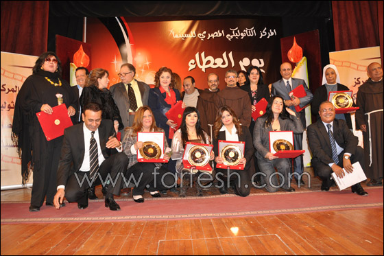 بالصور الفنانات يشاركن في تكريم الكاثوليكي لأمهات شهداء 25 يناير صورة رقم 9 بالصور الفنانات يشاركن في تكريم الكاثوليكي لأمهات شهداء 25 يناير صورة رقم 9