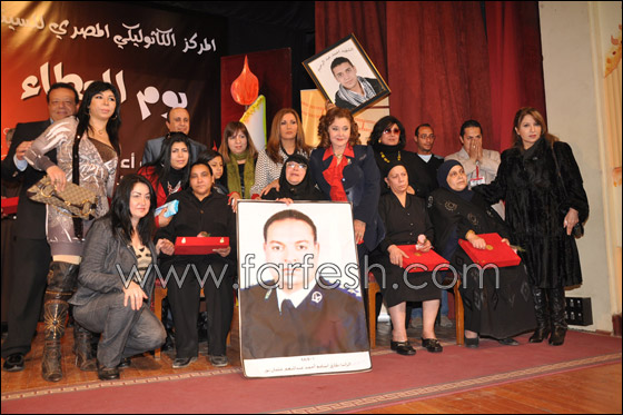 بالصور الفنانات يشاركن في تكريم الكاثوليكي لأمهات شهداء 25 يناير صورة رقم 6 بالصور الفنانات يشاركن في تكريم الكاثوليكي لأمهات شهداء 25 يناير صورة رقم 6