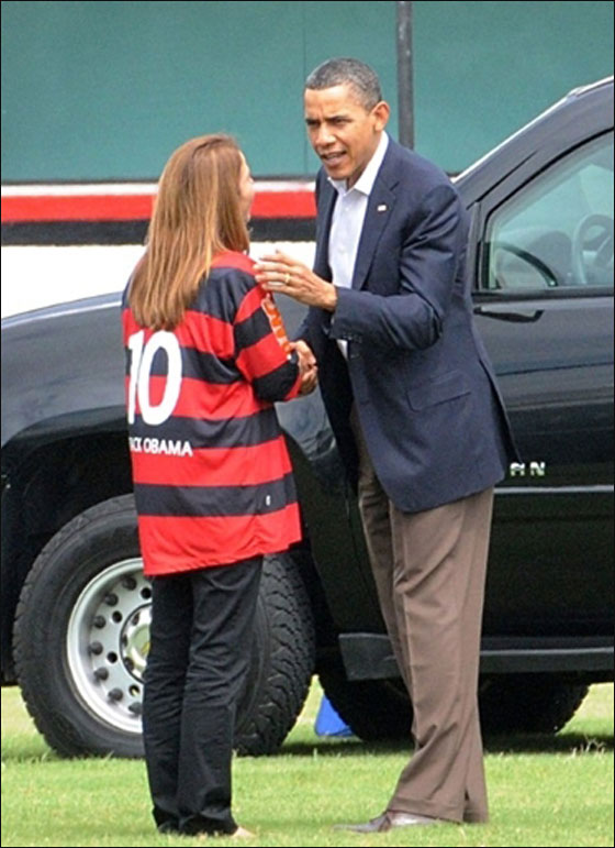 اوباما يشارك اطفال الاحياء البرازيلية الفقيرة لعب كرة القدم!  صورة رقم 2
