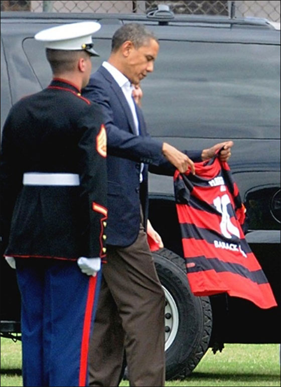 اوباما يشارك اطفال الاحياء البرازيلية الفقيرة لعب كرة القدم!  صورة رقم 4