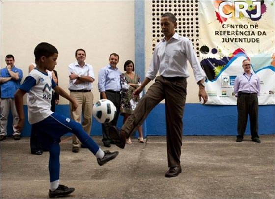 اوباما يشارك اطفال الاحياء البرازيلية الفقيرة لعب كرة القدم!  صورة رقم 9