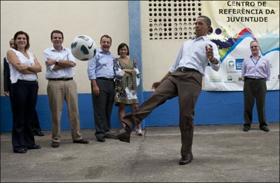 اوباما يشارك اطفال الاحياء البرازيلية الفقيرة لعب كرة القدم!  صورة رقم 1
