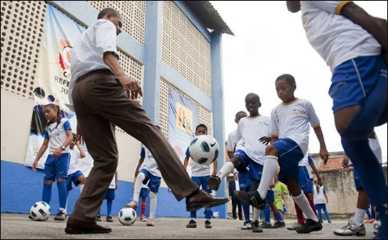اوباما يشارك اطفال الاحياء البرازيلية الفقيرة لعب كرة القدم!  صورة رقم 15