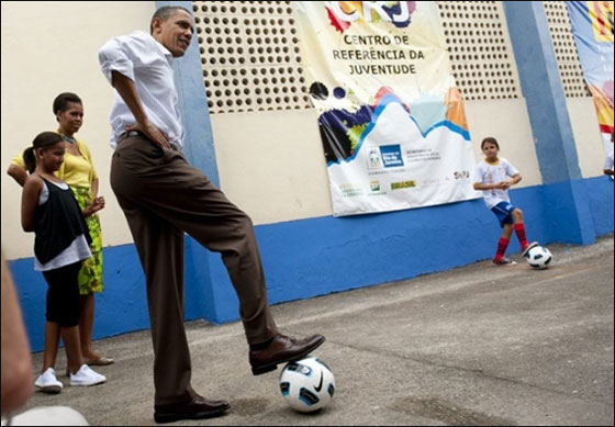 اوباما يشارك اطفال الاحياء البرازيلية الفقيرة لعب كرة القدم!  صورة رقم 3