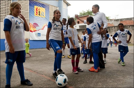 اوباما يشارك اطفال الاحياء البرازيلية الفقيرة لعب كرة القدم!  صورة رقم 13