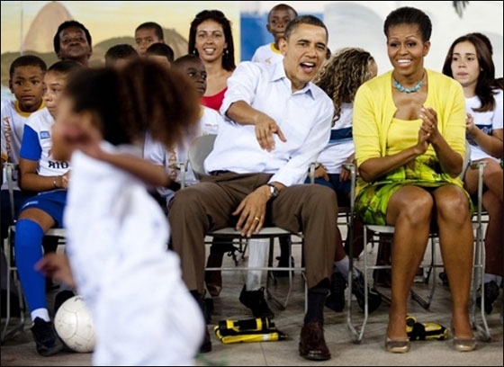 اوباما يشارك اطفال الاحياء البرازيلية الفقيرة لعب كرة القدم!  صورة رقم 5