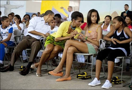 اوباما يشارك اطفال الاحياء البرازيلية الفقيرة لعب كرة القدم!  صورة رقم 12