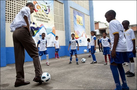 اوباما يشارك اطفال الاحياء البرازيلية الفقيرة لعب كرة القدم!  صورة رقم 6