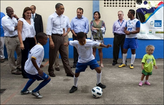اوباما يشارك اطفال الاحياء البرازيلية الفقيرة لعب كرة القدم!  صورة رقم 11