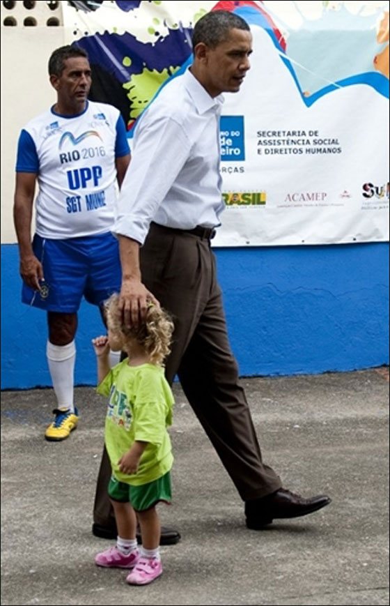 اوباما يشارك اطفال الاحياء البرازيلية الفقيرة لعب كرة القدم!  صورة رقم 8