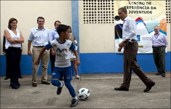 اوباما يشارك اطفال الاحياء البرازيلية الفقيرة لعب كرة القدم!  صورة رقم 17