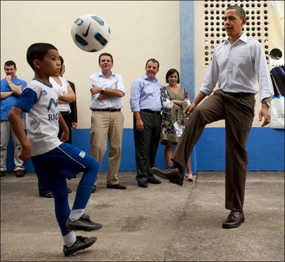 اوباما يشارك اطفال الاحياء البرازيلية الفقيرة لعب كرة القدم!  صورة رقم 7