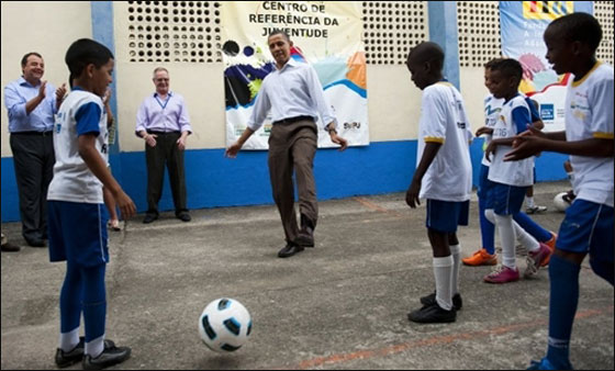 اوباما يشارك اطفال الاحياء البرازيلية الفقيرة لعب كرة القدم!  صورة رقم 16