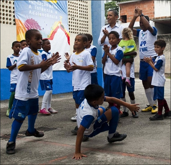 اوباما يشارك اطفال الاحياء البرازيلية الفقيرة لعب كرة القدم!  صورة رقم 10