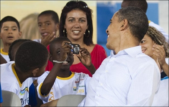 اوباما يشارك اطفال الاحياء البرازيلية الفقيرة لعب كرة القدم!  صورة رقم 14