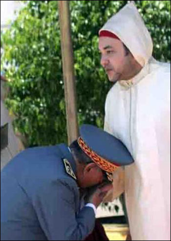 مغربيون يحتجون ويعترضون على تقبيل يد الملك والانحناء له! صورة رقم 2 مغربيون يحتجون ويعترضون على تقبيل يد الملك والانحناء له! صورة رقم 2
