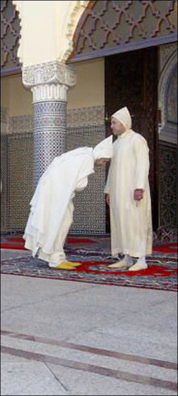 مغربيون يحتجون ويعترضون على تقبيل يد الملك والانحناء له! صورة رقم 1 مغربيون يحتجون ويعترضون على تقبيل يد الملك والانحناء له! صورة رقم 1