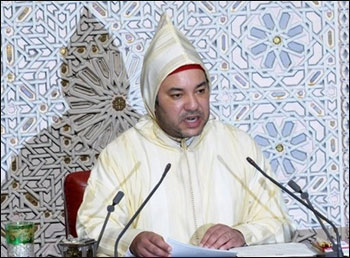 مغربيون يحتجون ويعترضون على تقبيل يد الملك والانحناء له! صورة رقم 4 مغربيون يحتجون ويعترضون على تقبيل يد الملك والانحناء له! صورة رقم 4