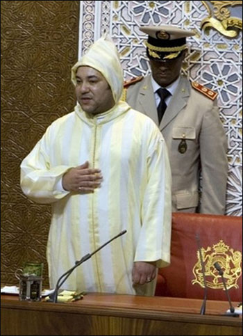 مغربيون يحتجون ويعترضون على تقبيل يد الملك والانحناء له! صورة رقم 3 مغربيون يحتجون ويعترضون على تقبيل يد الملك والانحناء له! صورة رقم 3