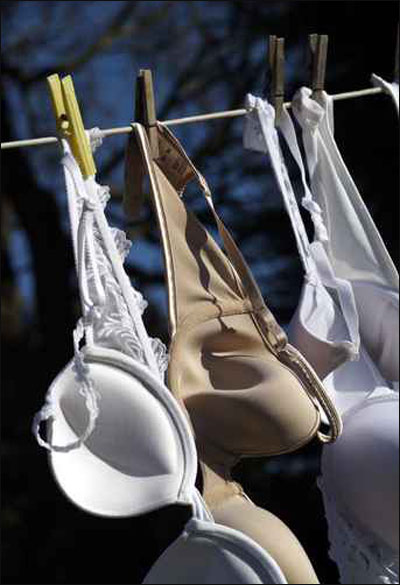 نشرت ملابسها الداخلية امام الجيران فعذبها زوجها حتى الموت صورة رقم 1 نشرت ملابسها الداخلية امام الجيران فعذبها زوجها حتى الموت صورة رقم 1