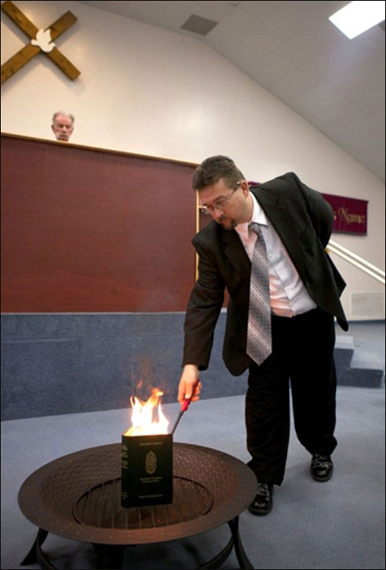 باكستان تعرض 100 مليون روبيه لمن يقتل المبشر الذي احرق القران صورة رقم 3 باكستان تعرض 100 مليون روبيه لمن يقتل المبشر الذي احرق القران صورة رقم 3