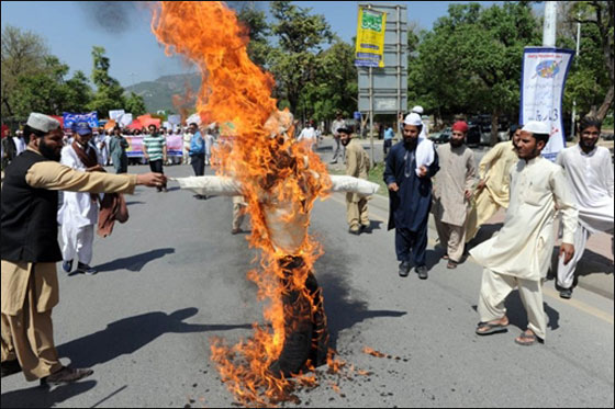 باكستان تعرض 100 مليون روبيه لمن يقتل المبشر الذي احرق القران صورة رقم 5 باكستان تعرض 100 مليون روبيه لمن يقتل المبشر الذي احرق القران صورة رقم 5