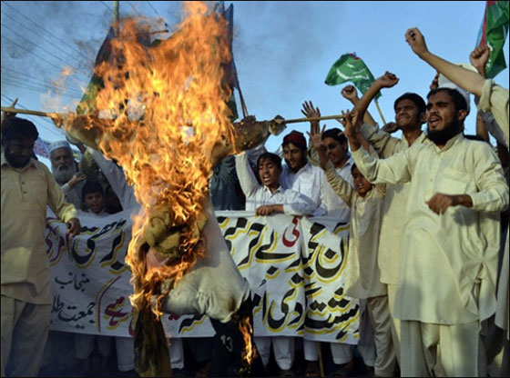 باكستان تعرض 100 مليون روبيه لمن يقتل المبشر الذي احرق القران صورة رقم 6 باكستان تعرض 100 مليون روبيه لمن يقتل المبشر الذي احرق القران صورة رقم 6