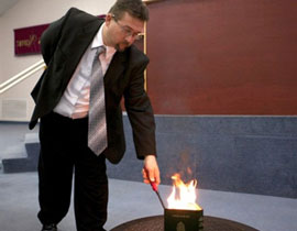 باكستان تعرض 100 مليون روبيه لمن يقتل المبشر الذي احرق القران صورة رقم 1 باكستان تعرض 100 مليون روبيه لمن يقتل المبشر الذي احرق القران صورة رقم 1