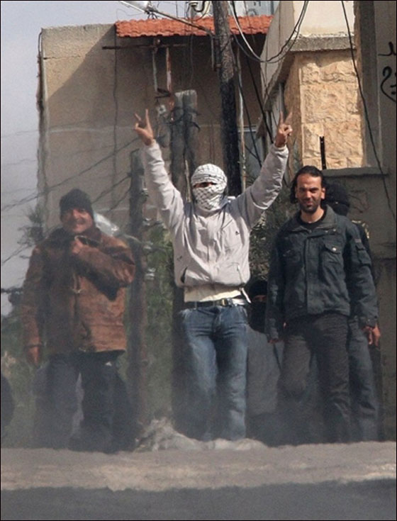 الأمن السوري يقمع المعتصمين وأكثر من 25 قتيلا في درعا صورة رقم 16 الأمن السوري يقمع المعتصمين وأكثر من 25 قتيلا في درعا صورة رقم 16