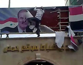 قناصون يقتلون عشرات المحتجين الذين احرقوا تمثال الاسد!! صورة رقم 1 قناصون يقتلون عشرات المحتجين الذين احرقوا تمثال الاسد!! صورة رقم 1