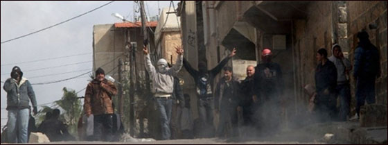 قناصون يقتلون عشرات المحتجين الذين احرقوا تمثال الاسد!! صورة رقم 3 قناصون يقتلون عشرات المحتجين الذين احرقوا تمثال الاسد!! صورة رقم 3