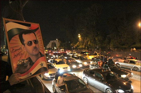 قناصون يقتلون عشرات المحتجين الذين احرقوا تمثال الاسد!! صورة رقم 4 قناصون يقتلون عشرات المحتجين الذين احرقوا تمثال الاسد!! صورة رقم 4