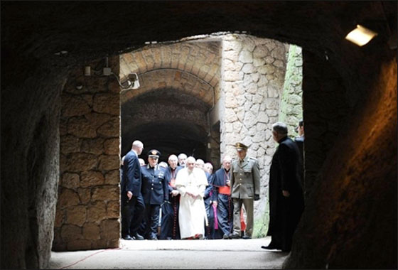 البابا يقوم بزيارة ايطاليا للصلاة على ضحايا المذبحة النازية!  صورة رقم 8