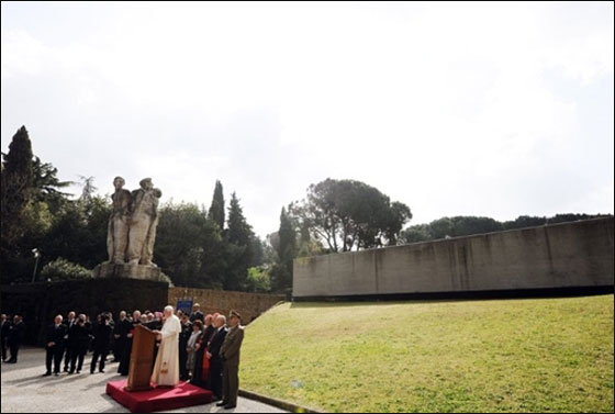 البابا يقوم بزيارة ايطاليا للصلاة على ضحايا المذبحة النازية!  صورة رقم 4