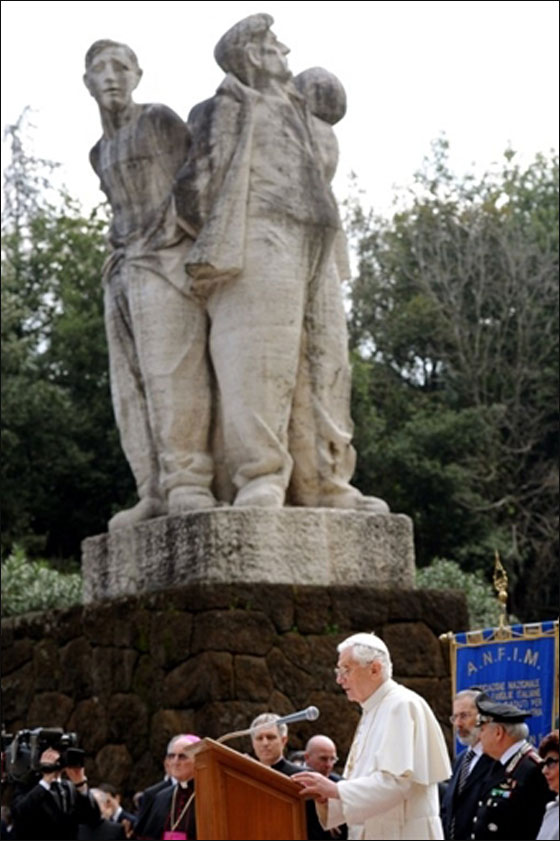 البابا يقوم بزيارة ايطاليا للصلاة على ضحايا المذبحة النازية!  صورة رقم 7