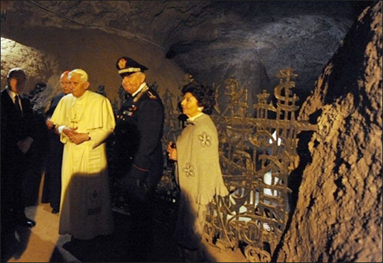 البابا يقوم بزيارة ايطاليا للصلاة على ضحايا المذبحة النازية!  صورة رقم 3