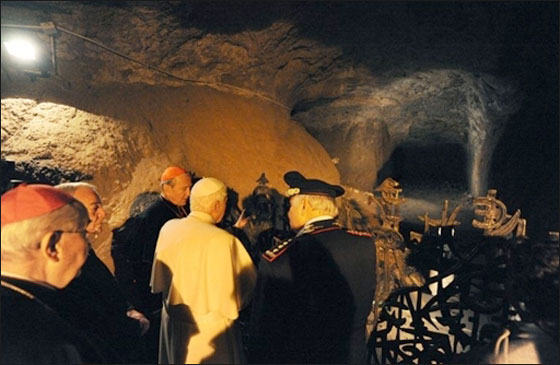 البابا يقوم بزيارة ايطاليا للصلاة على ضحايا المذبحة النازية!  صورة رقم 5