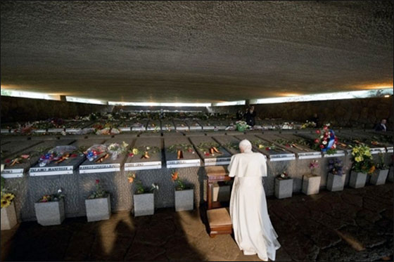 البابا يقوم بزيارة ايطاليا للصلاة على ضحايا المذبحة النازية!  صورة رقم 2