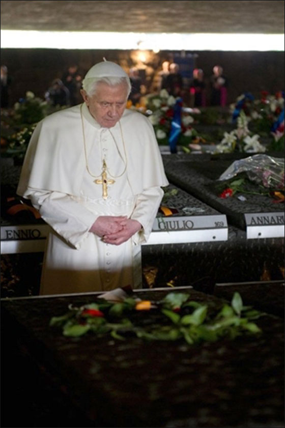 البابا يقوم بزيارة ايطاليا للصلاة على ضحايا المذبحة النازية!  صورة رقم 11