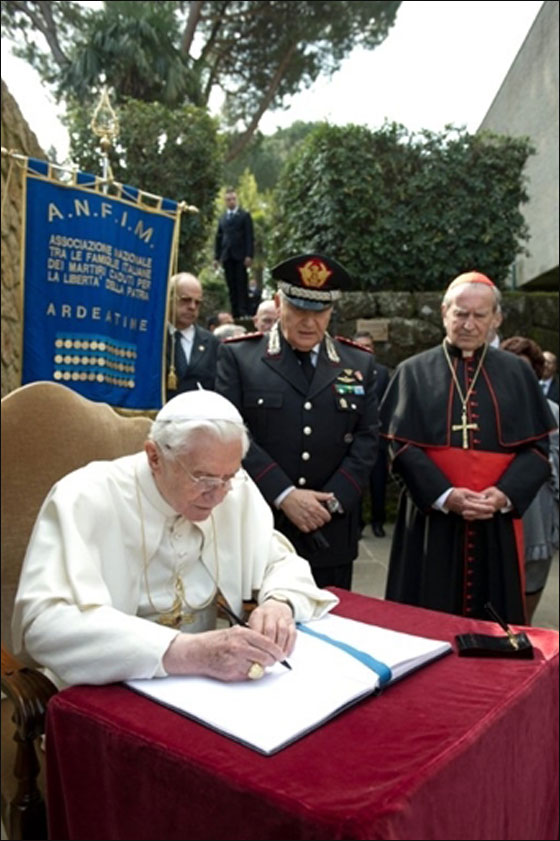 البابا يقوم بزيارة ايطاليا للصلاة على ضحايا المذبحة النازية!  صورة رقم 15