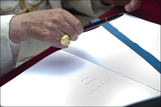 البابا يقوم بزيارة ايطاليا للصلاة على ضحايا المذبحة النازية!  صورة رقم 9