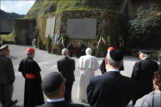 البابا يقوم بزيارة ايطاليا للصلاة على ضحايا المذبحة النازية!  صورة رقم 16